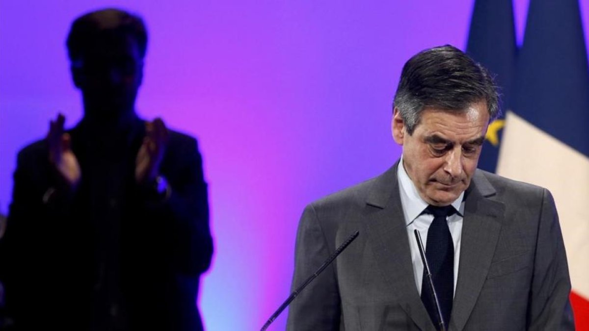 François Fillon en un mitin campaña el pasado 9 de febrero en Chasseneuil-du-Poitou, cerca de Poitiers.-REUTERS