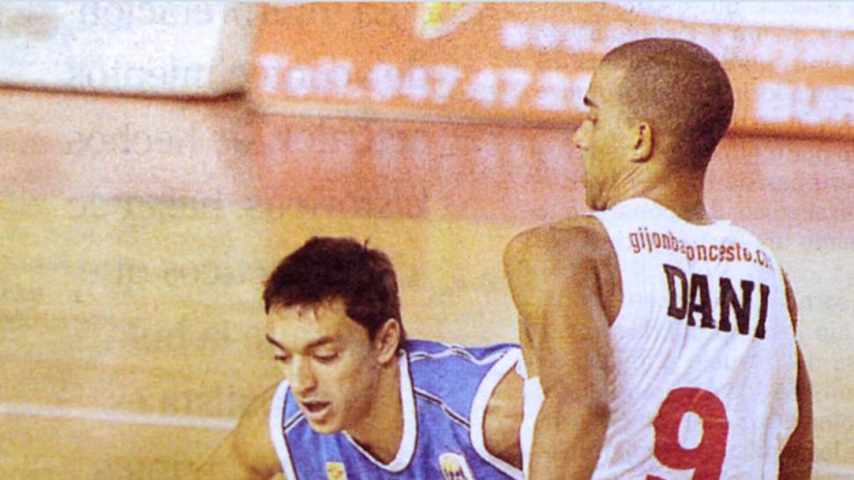 Matías 'El Lata' Ibarra supera a Dani López en el debut del Autocid en la LEB Oro, el 22 de septiembre de 2006.-ECB