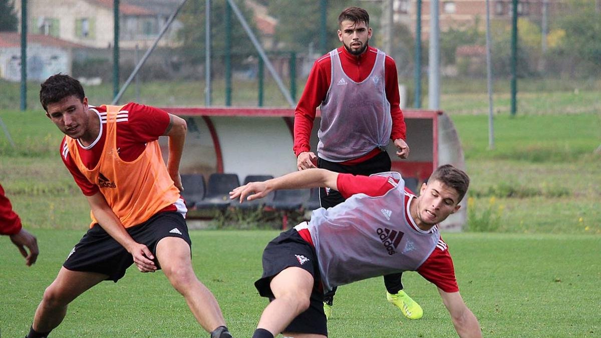 Imagen de un entrenamiento semanal del CD Mirandés en los anexos de Anduva-CD MIRANDÉS