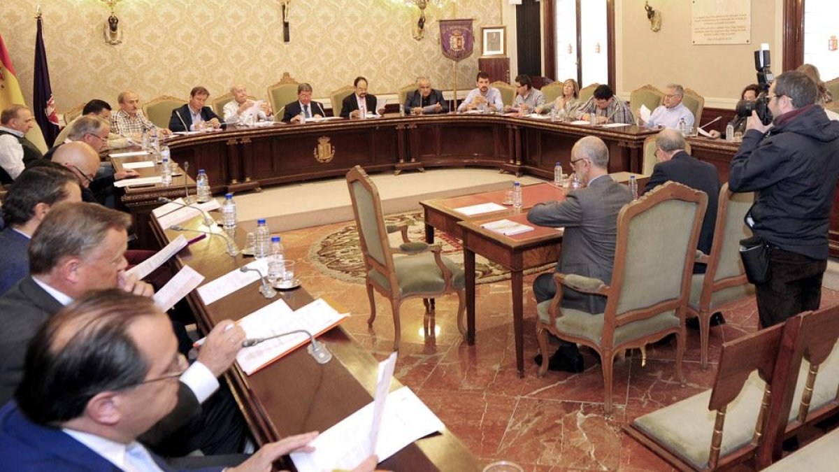 A pesar de ser el penúltimo Pleno de la actual corporación provincial, no faltaron los choques entre los grupos.-I. L. M.