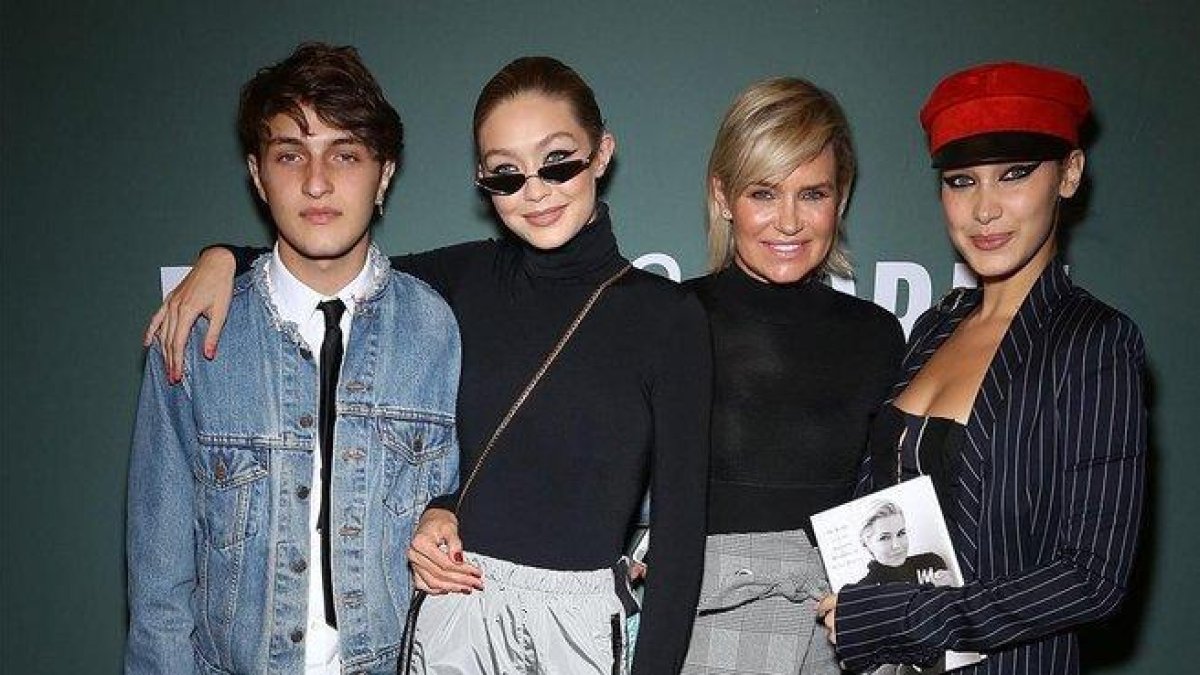 Desde la izquierda, Anwar Hadid, su hermana Gigi, su madre, Yolanda, y su otra hermana, Bella.-MANNY CARABEL / GETTY IMAGES