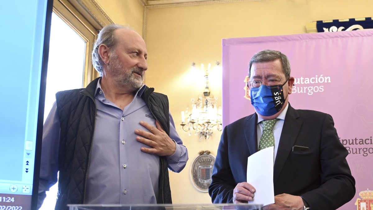 Manuel Rojo y César Rico durante la presentación del cráneo que registra la primera intervención quirúrgica de la historia en el dolmen de El Pendón. TOMÁS ALONSO