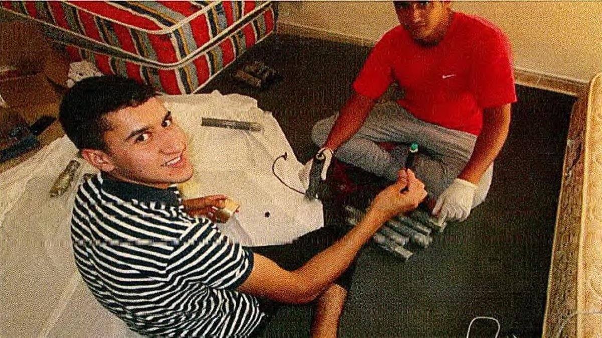 Youness Abouyaaqoub y Mohamed Hichamy, manipulando los explosivos.-