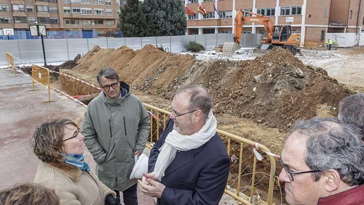 La directora del Antonio Machado, Ana Rosa González, charla con el consejero de Educación, Fernando Rey, ayer, en la visita a las obras.-SANTI OTERO