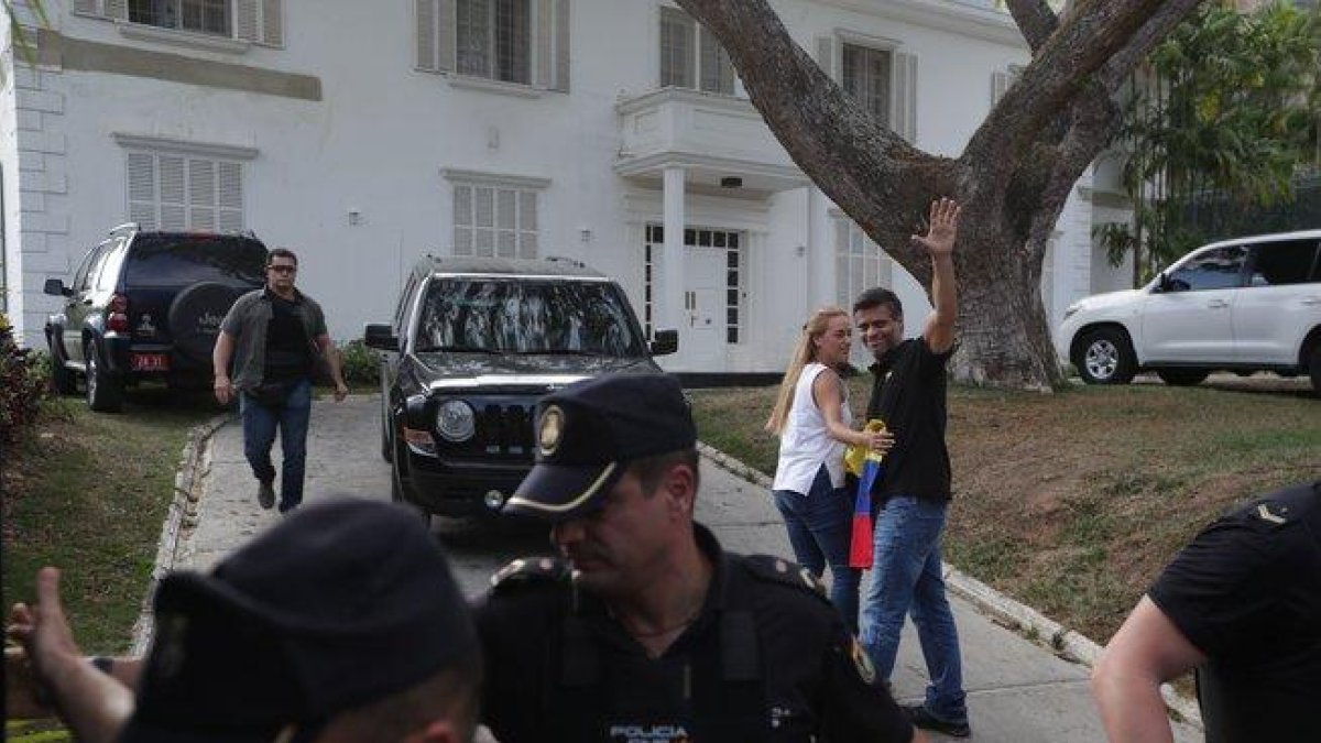 El lider opositor Leopoldo Lopez y su esposa Lilian Tintori en la residencia del embajador español en Venezuela.-EFE