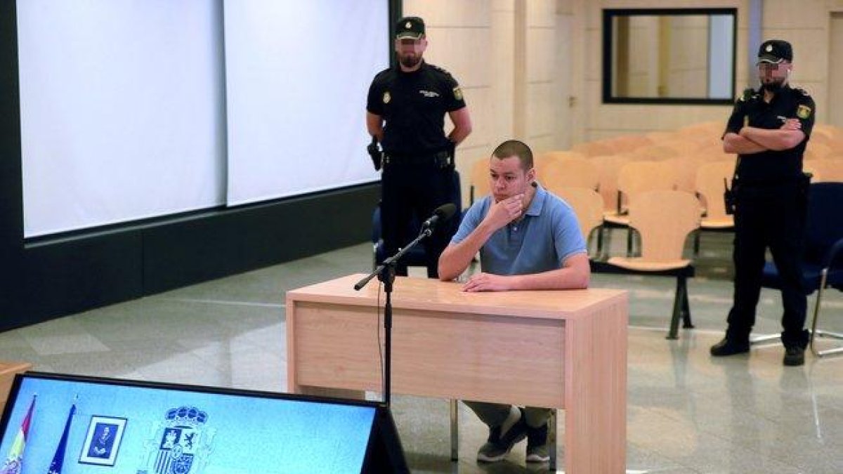 El acusado de integrar el Daesh, Karim el Idrissi Soussi, durante el juicio de este lunes en la Audiencia Nacional.-FERNANDO ALVARADO (EFE)