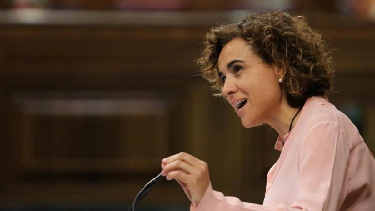 Dolors Montserrat, ministra de Sanidad, durante una intervención en el Pleno del Congreso.-JUAN MANUEL PRATS