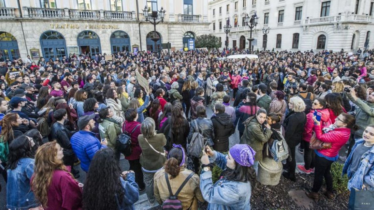 La concentración se convirtió en manifestación secundada por varios cientos de personas.-ISRAEL L. MURILLO