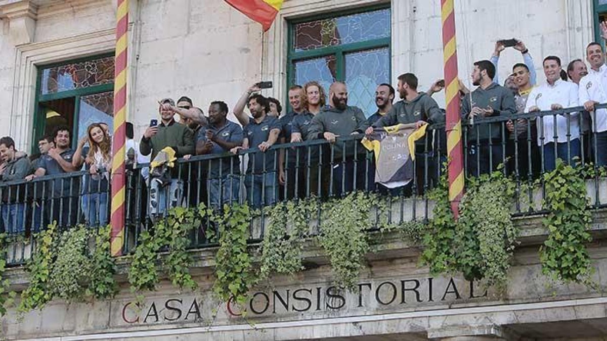Plantilla, cuerpo técnico y directiva del UBU Colina Clinic saluda desde el balcón del Ayuntamiento a los aficionados congregados en la Plaza Mayor, ayer.-RAÚL OCHOA