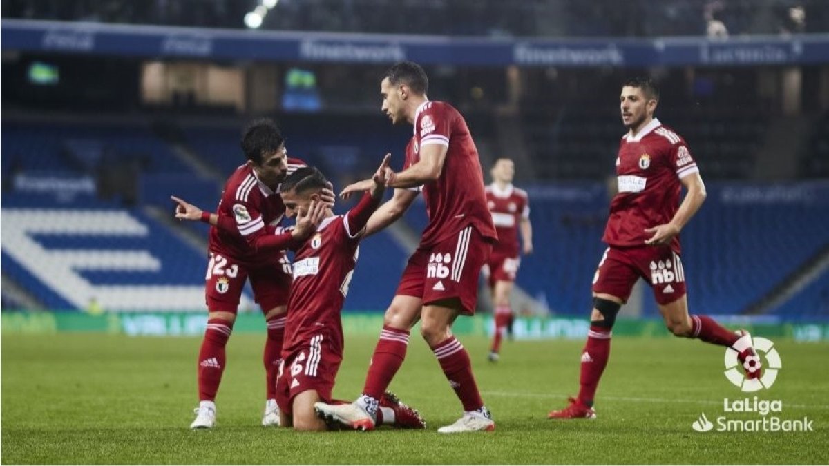 Matos y Álvaro Rodríguez felicitan a Ernesto tras marcar el tanto de la victoria. LALIGA