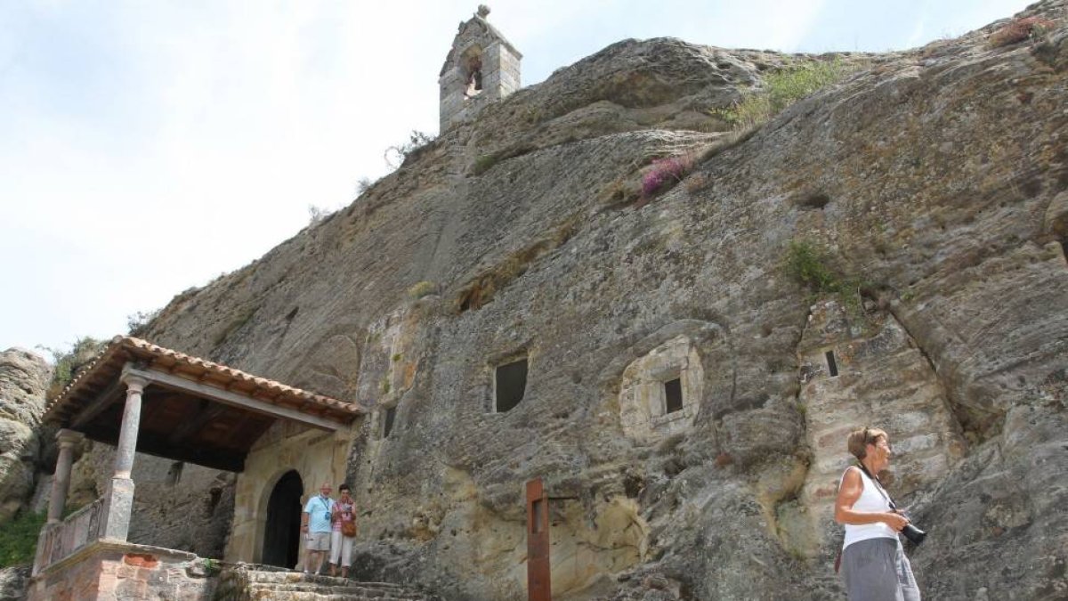 Iglesa rupestre de los Santos Justo y Pastor, en Olleros de Pisuerga (Palencia)-Ical