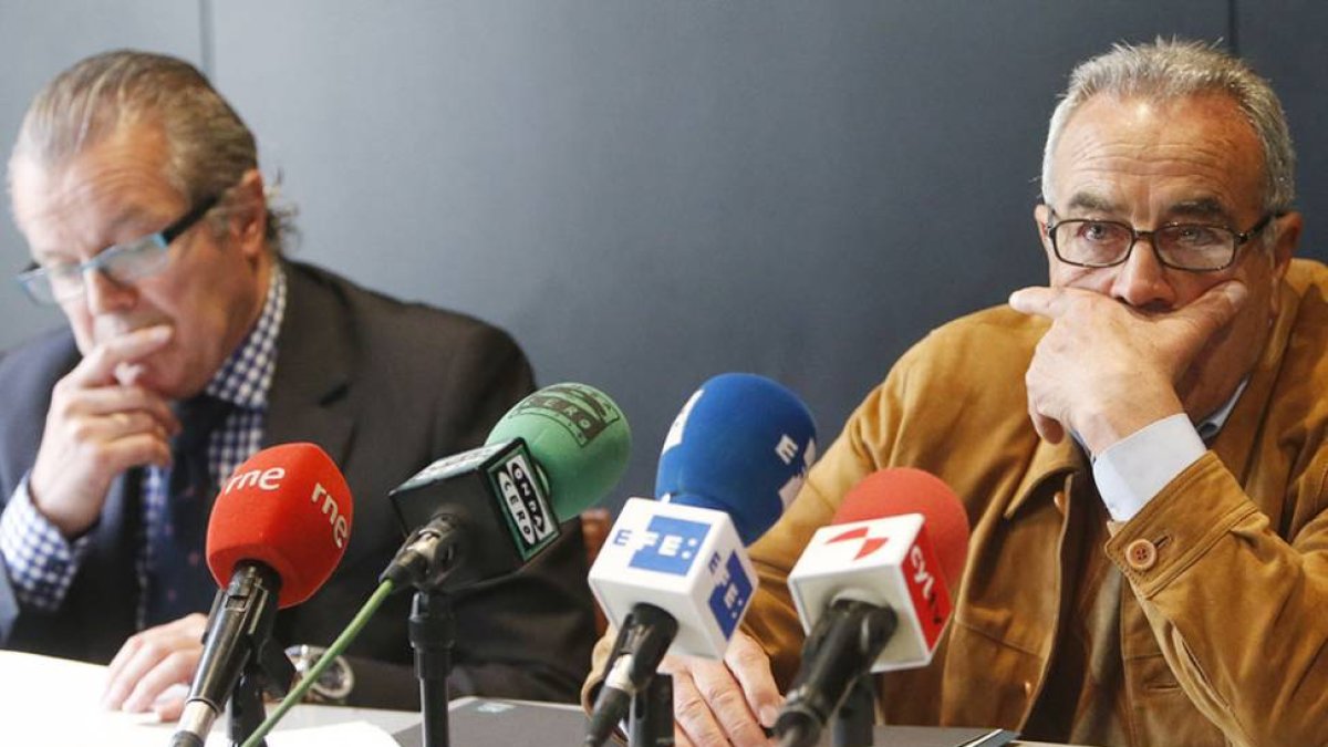 El abogado Manuel Novás, y el viudo de la paciente fallecida, Ángel Mata, visiblemente emocionado.-RAÚL G. OCHOA