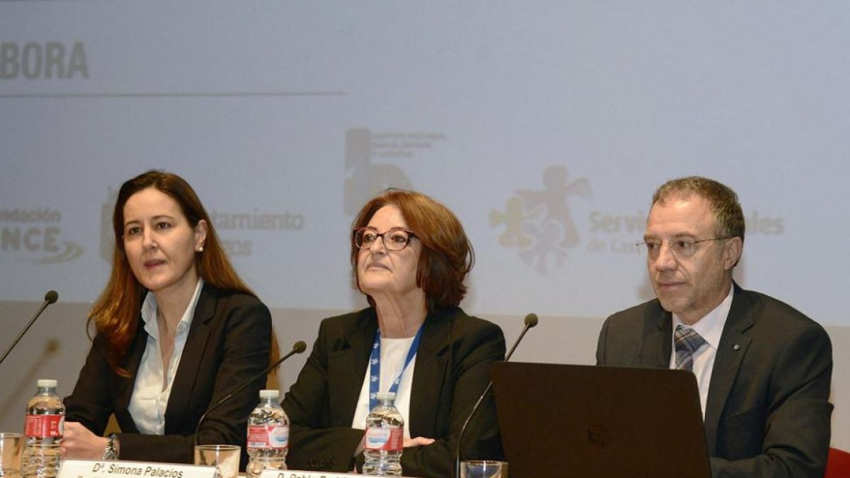 Gema Conde, Simona Palacio y Pablo Rodríguez, ayer, durante el encuentro con familias.-ICAL