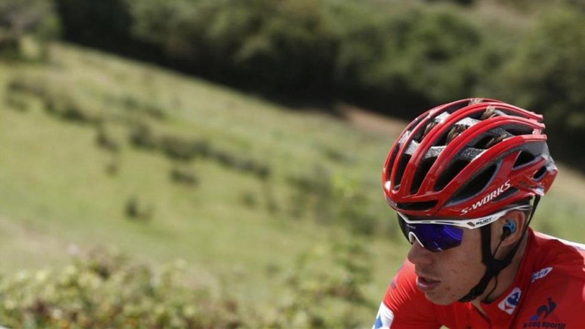 David de la Cruz, con el jersey rojo de líder, en la etapa de los Lagos de Covadonga.-EFE / JAVIER LIZÓN