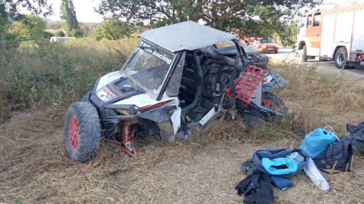 El vehículo todoterreno, que se salió de la carretera, presentaba este aspecto después del accidente.-G.G.