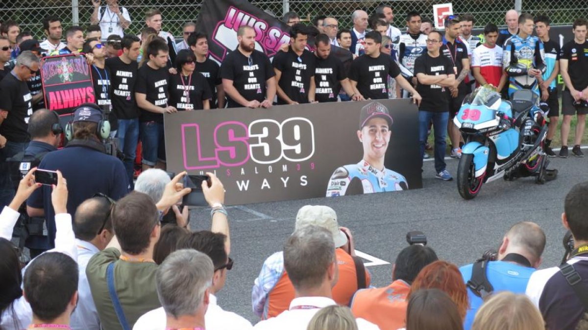 El Mundial, todo el ‘paddock’, guardó un emocionado minuto de silencio antes de que arrancase el GP de Cataluña.-EMILIO PÉREZ DE ROZAS