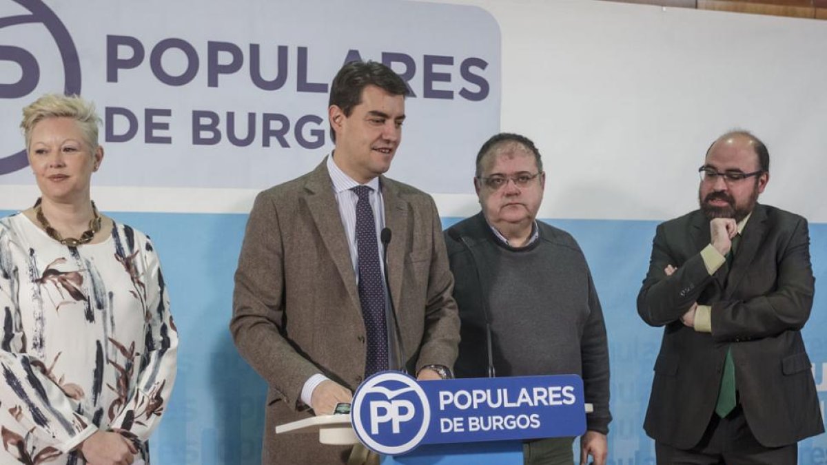 Los procuradores del PP Irene Cortes, Ángel Ibáñez, Alejandro Vázquez y Máximo López, ayer, en Burgos.-SANTI OTERO