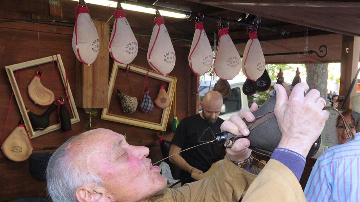 Un hombre bebe de la bota en el parque de San Agustín.-ISRAEL L. MURILLO