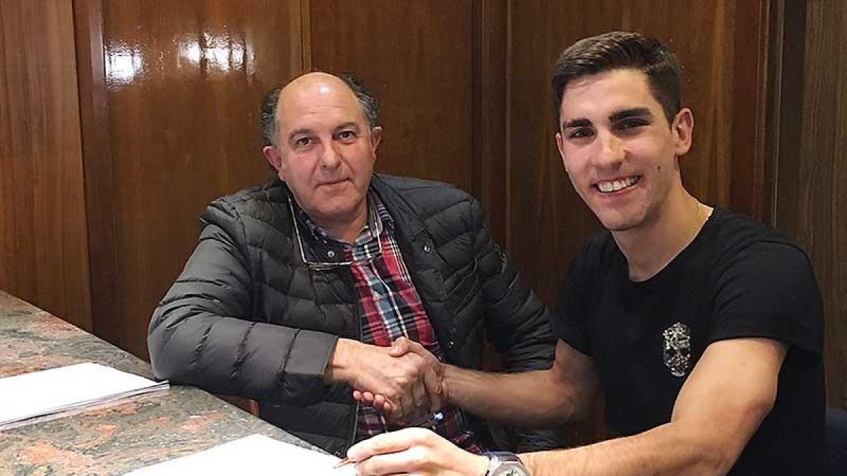 Ibai Salas (derecha) firmó el pasado fin de semana su renovación con el conjunto burgalés junto a Julio Andrés Izquierdo.-