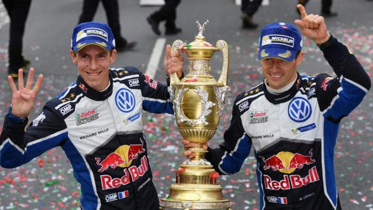 Julien Ingrassia y Sébastian Ogier celebran, en Gales, su cuarto título mundial consecutivo.-AFP / BEN STANSALL