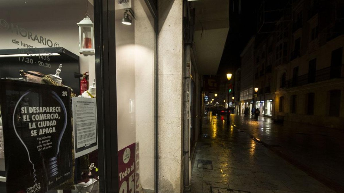 Los escaparates apagan las luces tras en fin del horario comercial.-ISRAEL L. MURILLO