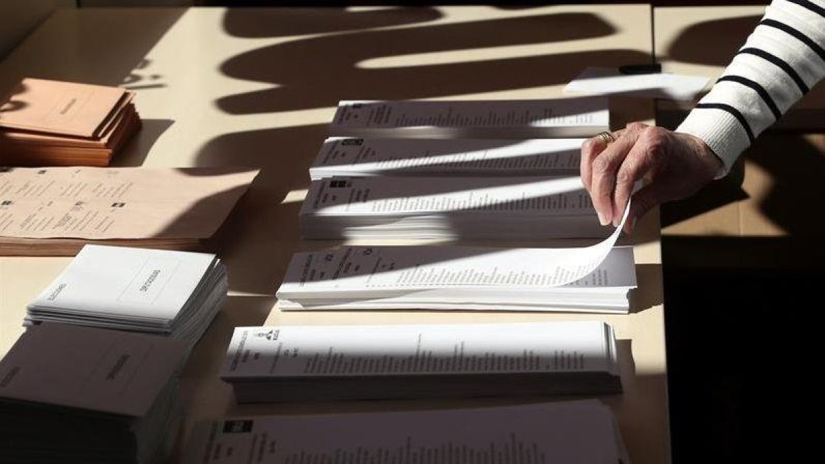 Papeletas en un colegio electoral.-EFE