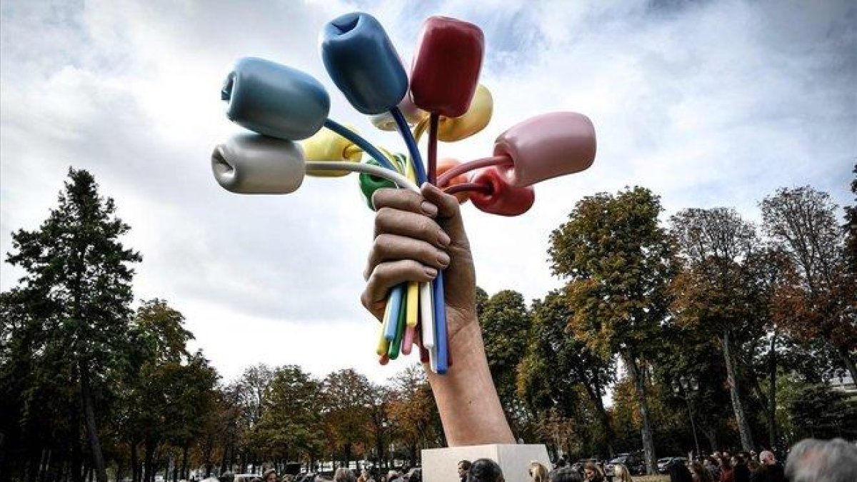 La polémica obra de Jeff Koons instalada en París en memoria de los ataques yihadistas del 2015.-AFP