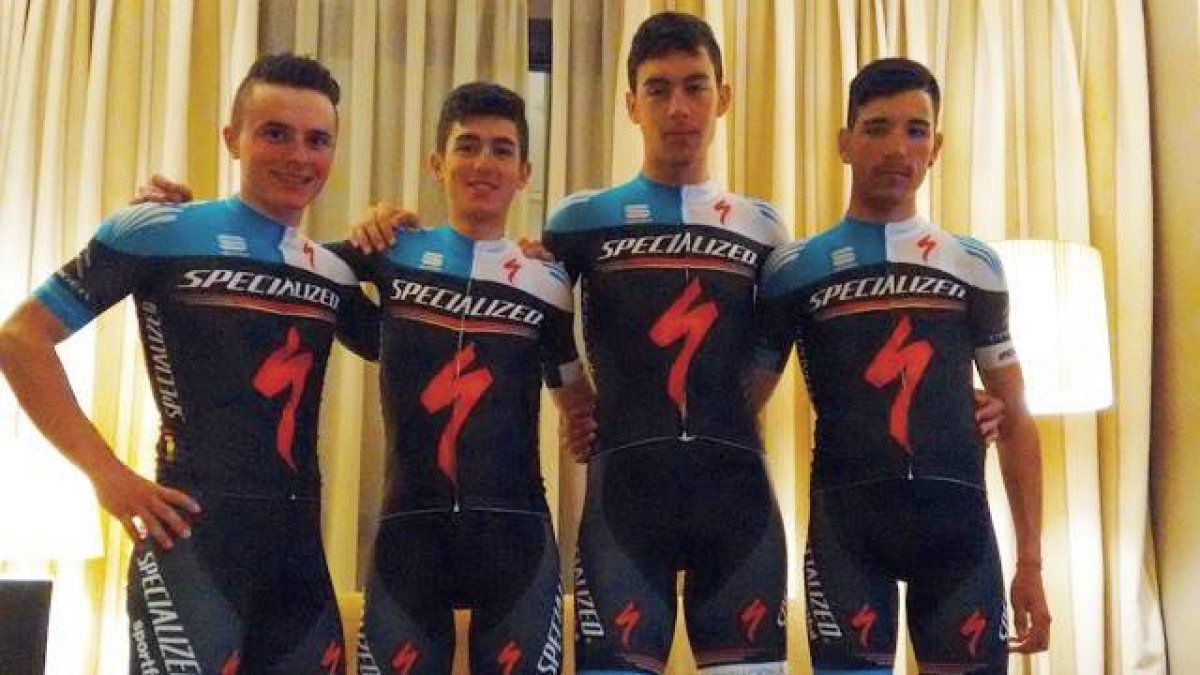 Ángel Fuentes, segundo por la derecha, con su nuevo maillot.-