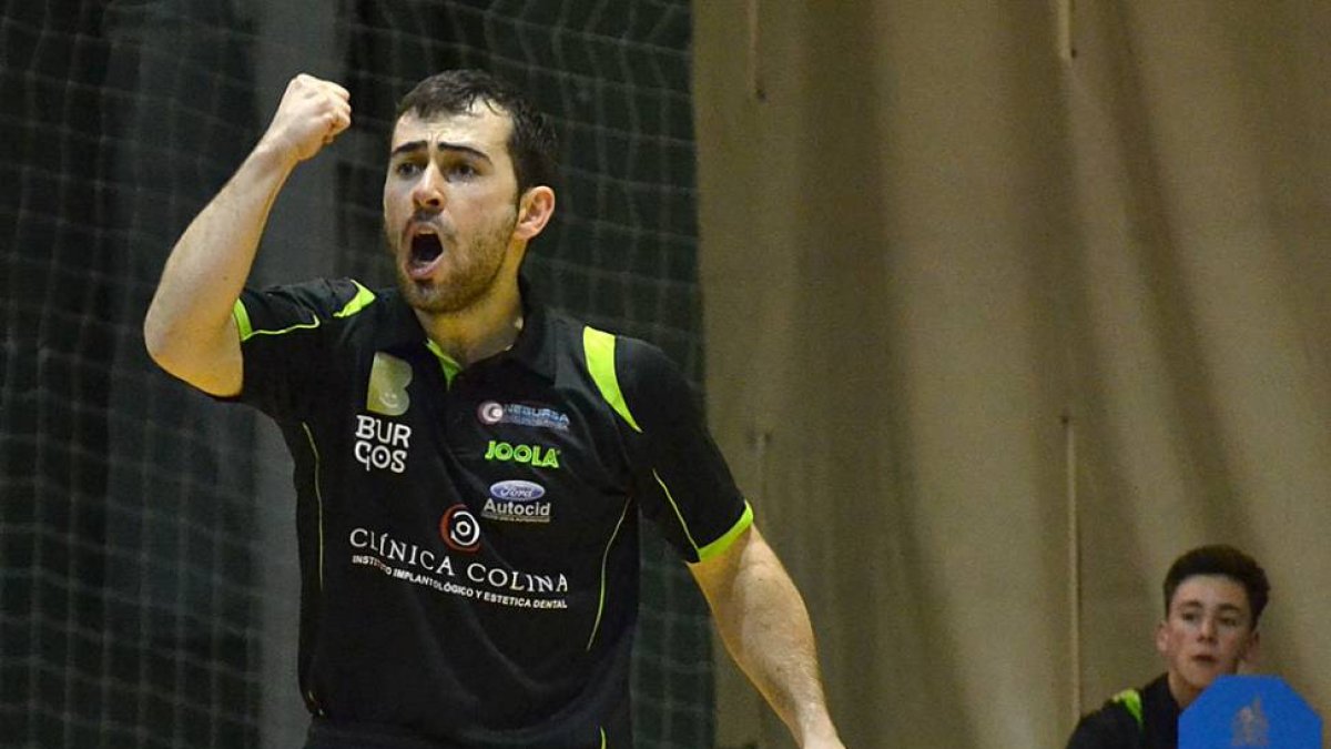 Jorge Ausín celebra la permanencia del Clínica Colina.-ROSI AYALA / FOTO CEDIDA POR EL BURGOS TM