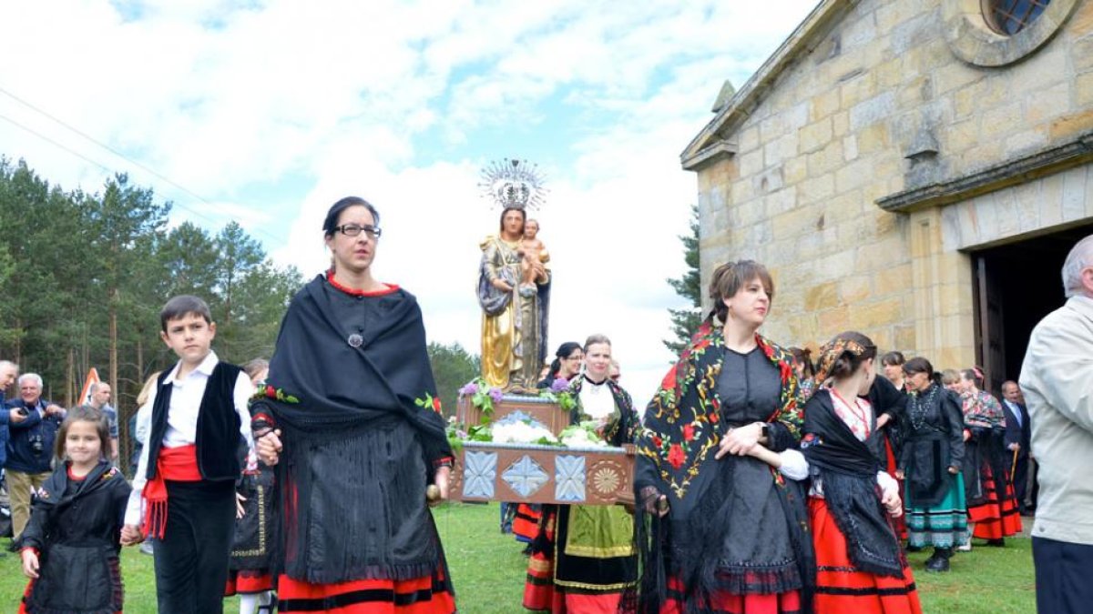 A pesar de que la lluvia amenazó en varias ocasiones, finalmente se pudieron celebrar los actos en el bello paraje.-R. F.