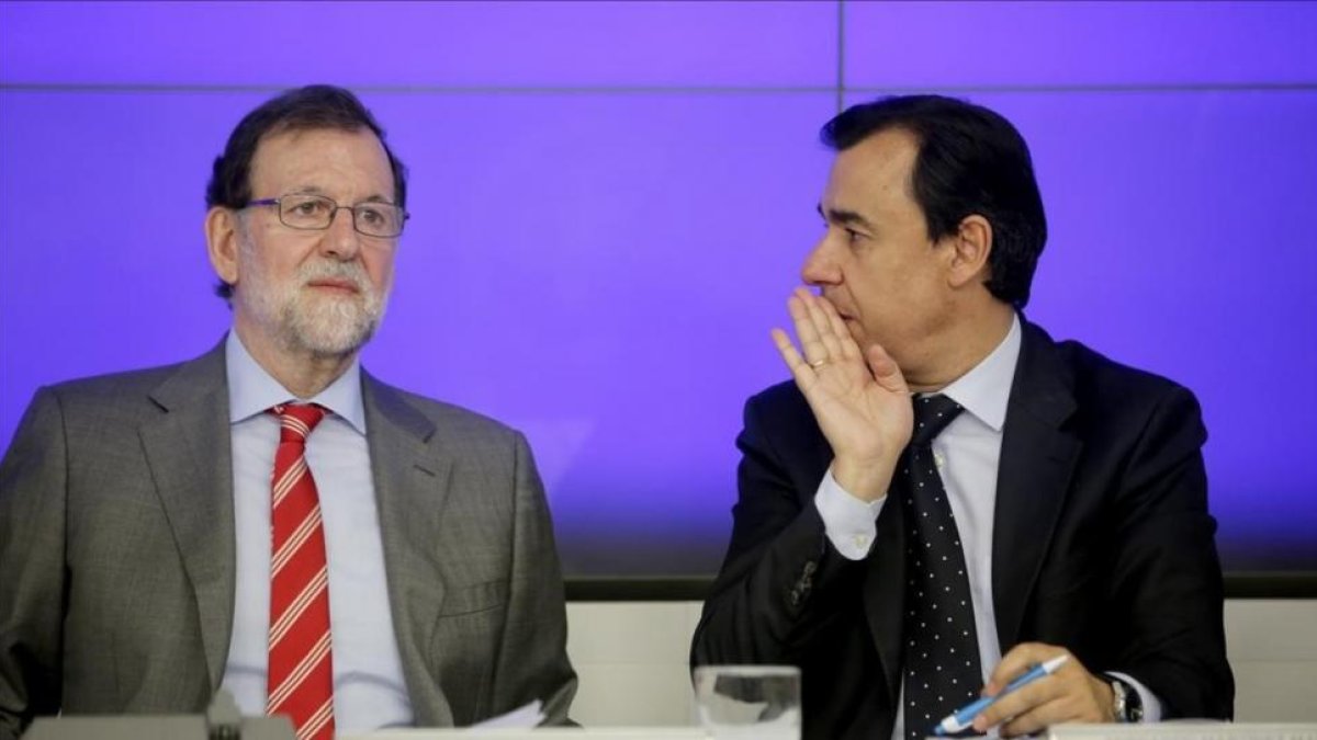 Mariano Rajoy y el coordinador del PP, Fernando Martínez-Maillo, en un comité ejecutivo del PP.-JOSÉ LUIS ROCA