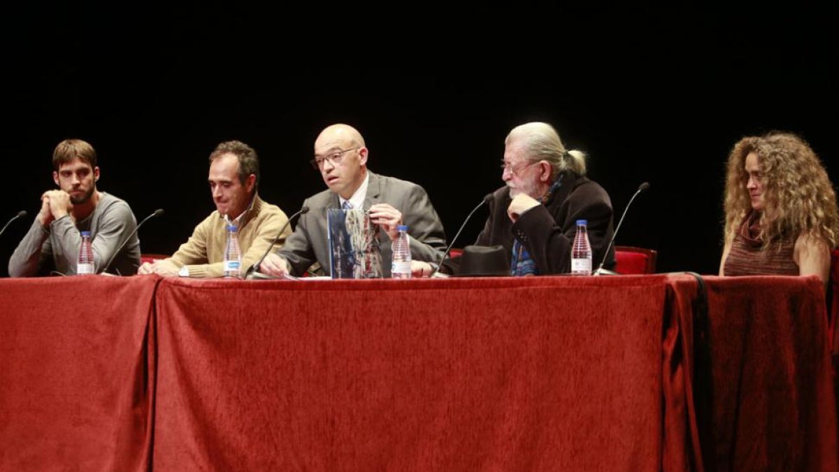 Los hijos de Ignacio Adriano (i.), Ignacio (2º i.) y Susana, con el autor (d.) y el diputado de Cultura.-Raúl Ochoa