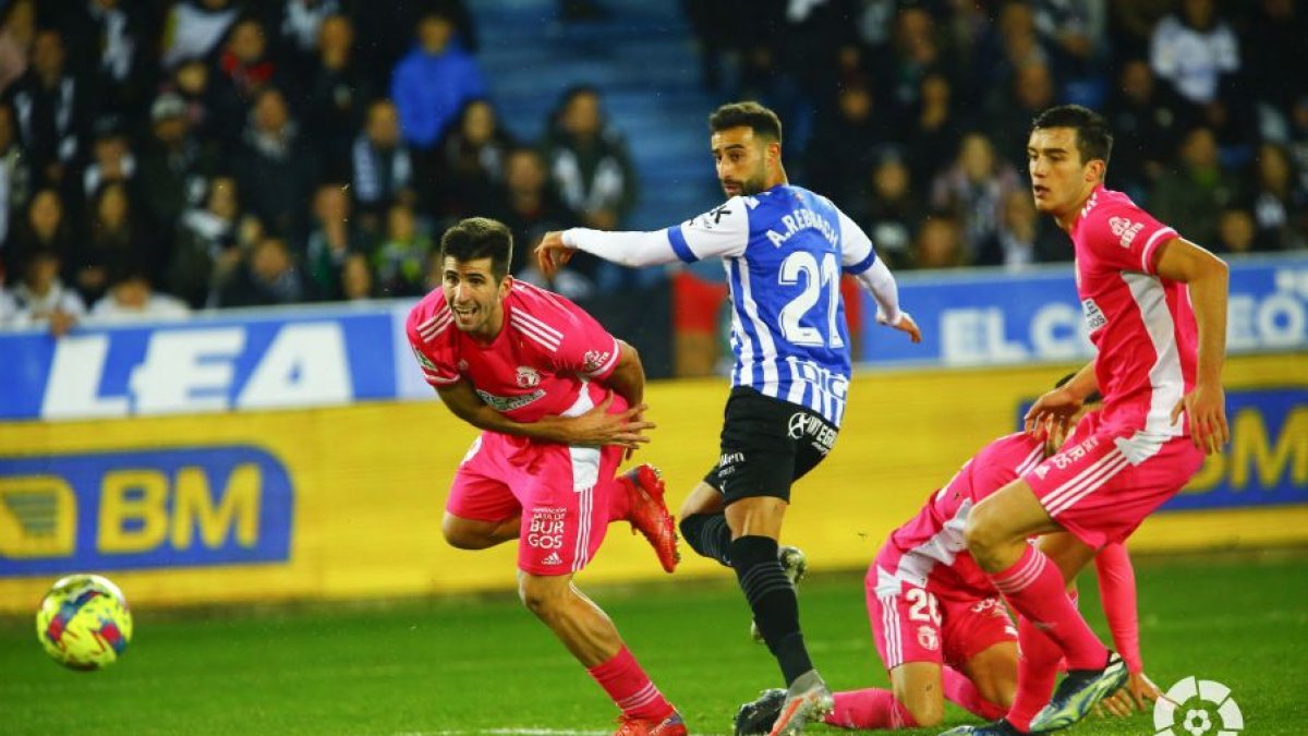 Abde supera a Areso y Córdoba para anotar el único tanto del partido. LaLiga