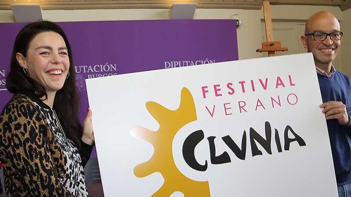 Daniela Donini y el diputado provincial Luis Jorgen del Barco posan con el nuevo logotipo del Festival de Clunia.-ECB