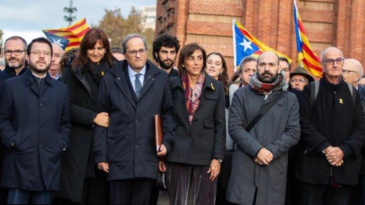 Aragonès (izquierda), junto a Laura Borràs, que encabezó la lista de JxCat al Congreso, y otros dirigentes independentistas acompañan a Torra al TSJC, este lunes.-EUROPA PRESS / PAU VENTEO