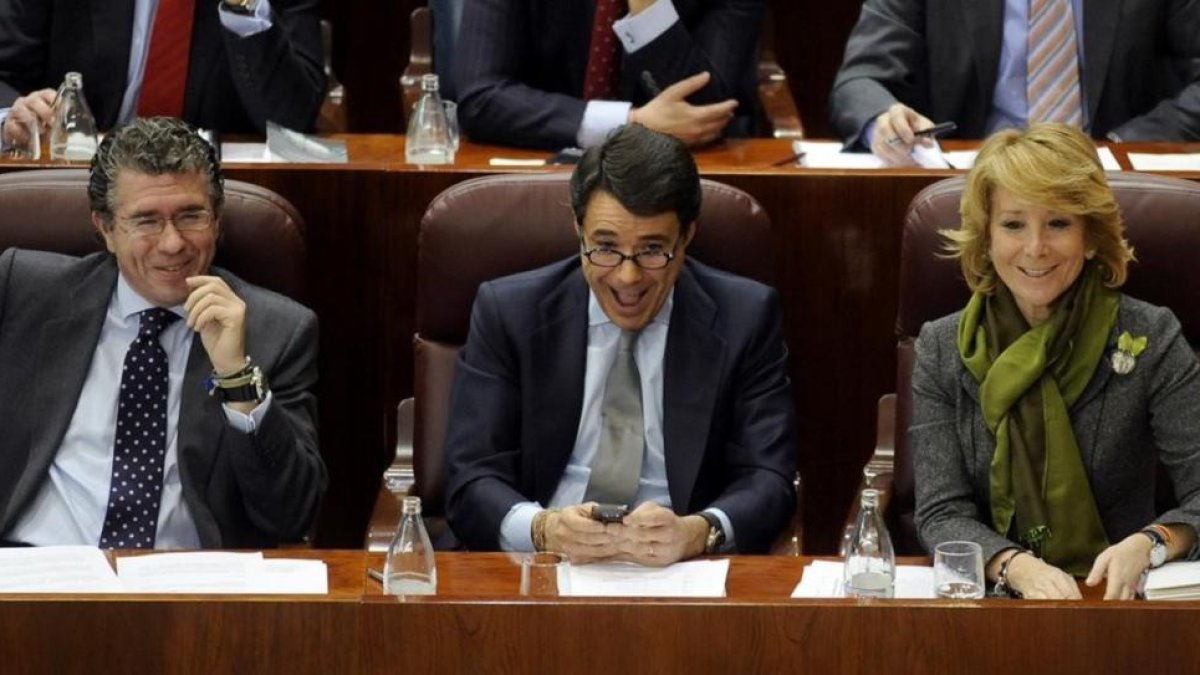 Febrero de 2009, Pleno de la Asamblea de Madrid. En la foto, Francisco Granados, Ignacio González y Esperanza Aguirre-JOSÉ LUIS ROCA