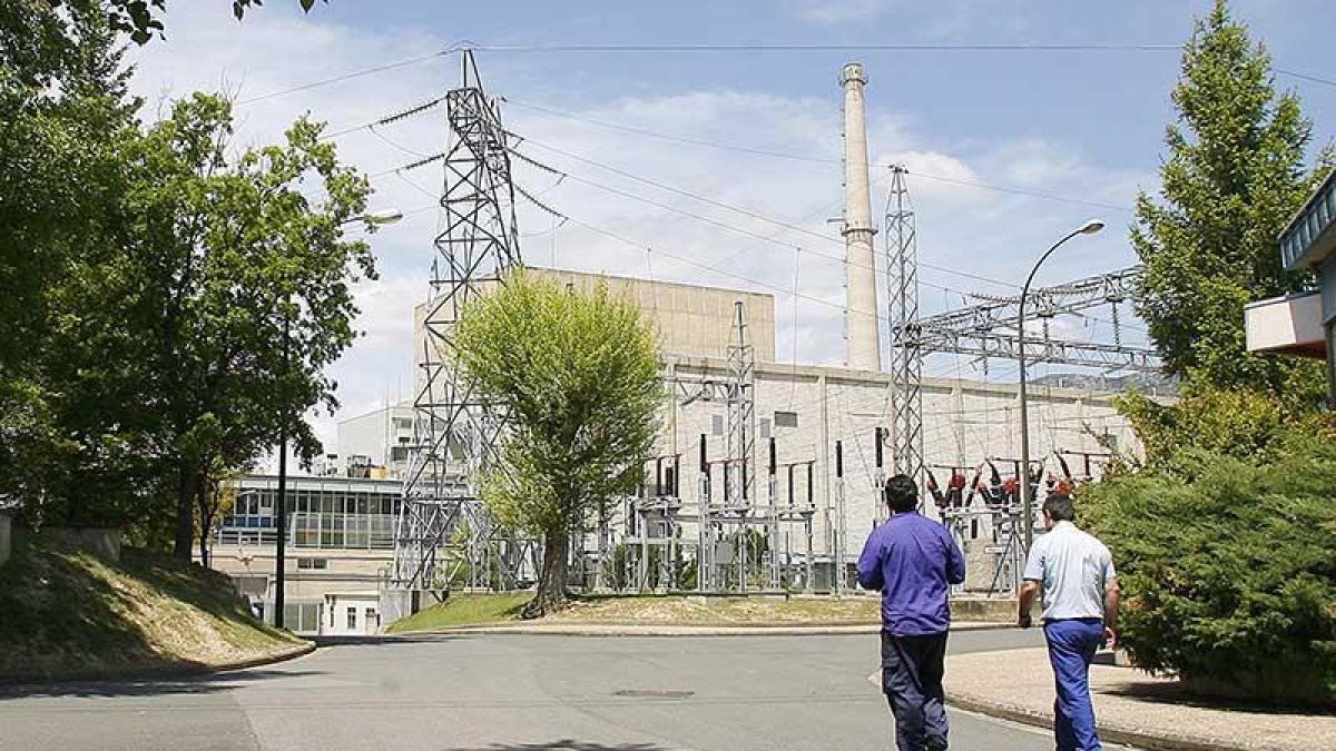 Dos trabajadores en las inmediaciones de la central nuclear de Santa María de Garoña-I.L.M.