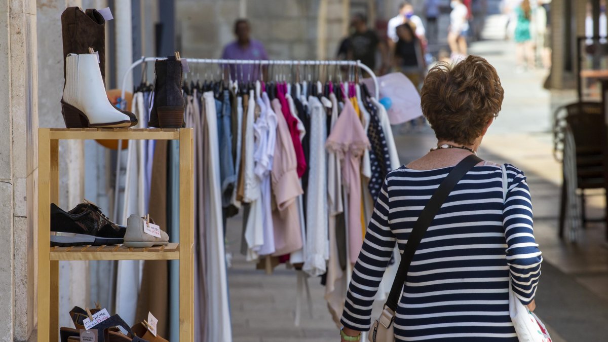 Una mujer pasa por delante de un comercio de textil en la capital burgalesa. SANTI OTERO