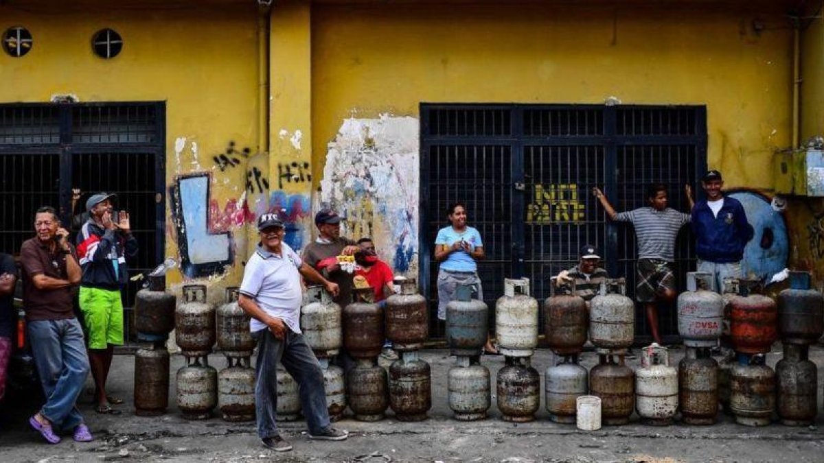 Ciudadanos hacen cola para para reemplazar los bidones de gas propano vacíos en el barrio Las Minas de Baruta, en Caracas, el 14 de marzo de 2019.-RONALDO SCHEMIDT AFP