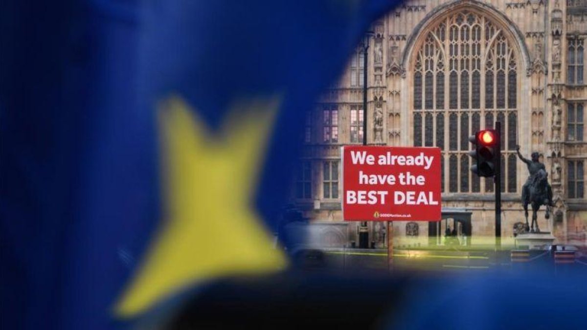 Una pancarta ante la sede parlamentaria británica sostiene que ya se ha alcanzado el mejor pacto posible sobre el brexit.-LEON NEAL (GETTY IMAGES)