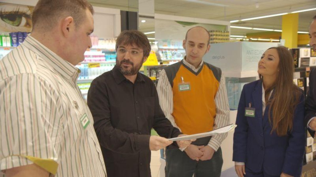 Jordi Évole, con algunos trabajadores de Mercadona, en 'Salvados'.-ATRESMEDIA