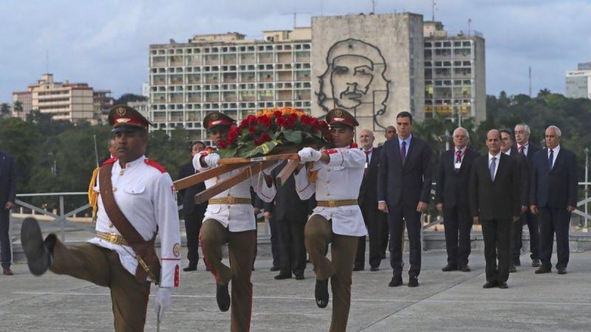 El presidente del Gobierno espanol Pedro Sanchez y el viceministro cubano de Relaciones Exteriores Rogelio Sierra durante la ofrenda foral celebrada en el monumento al procer independentista cubano Jose Marti en La Habana.-JUANJO MARTIN (EFE)