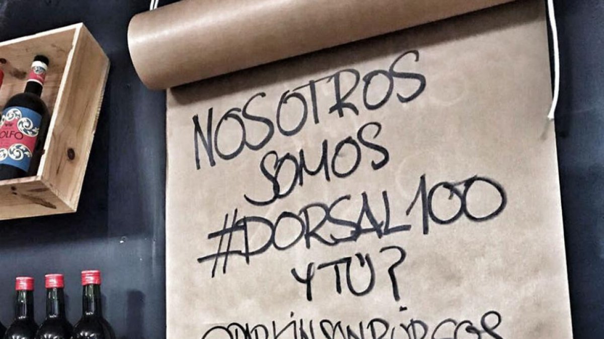 Cartel colgado en el local El Pez de San Lorenzo.-@PARKINSONBURGOS