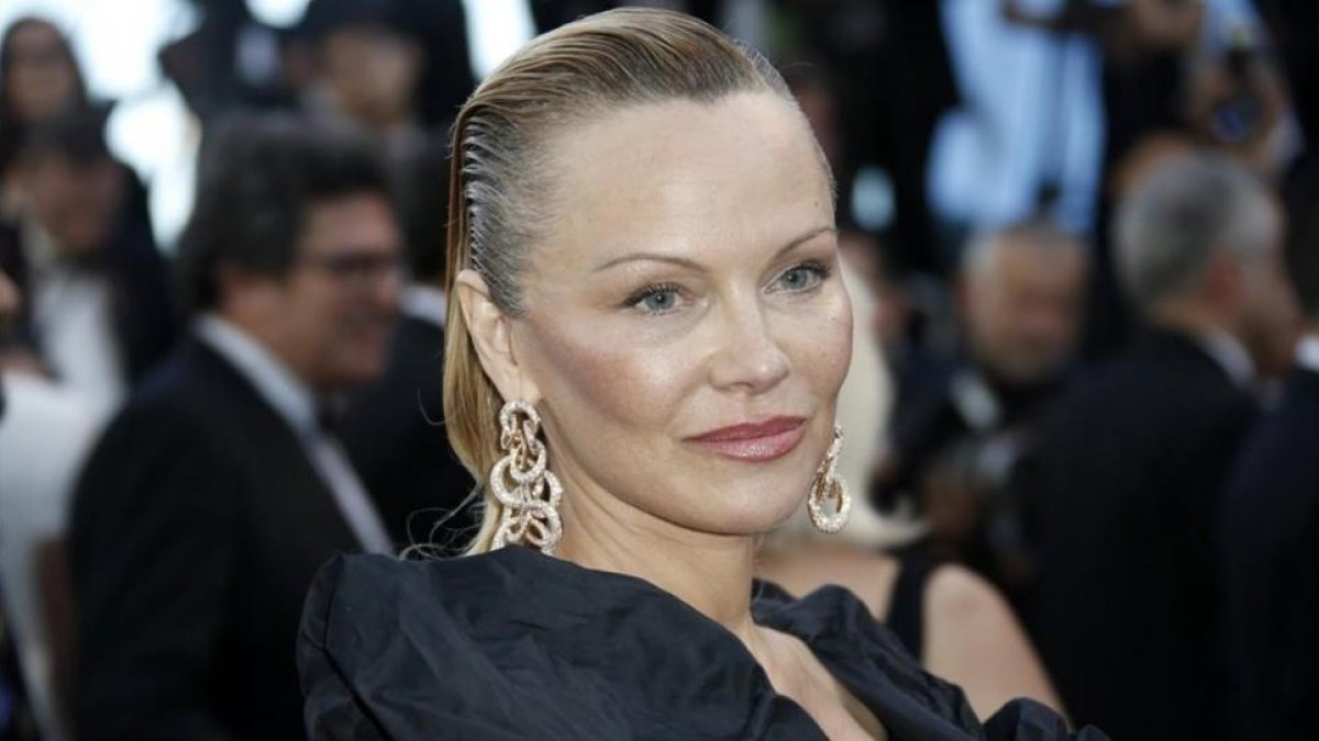 La actriz canadiense Pamela Anderson en la alfombra roja del festival de Cannes 2017.-EFE