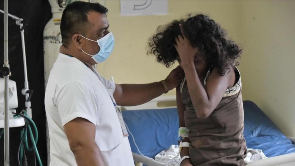 Una mujer afectada por el terremoto recibe asistencia médica en un hospital improvisado en Ecuador.-RODRIGO BUENDIA