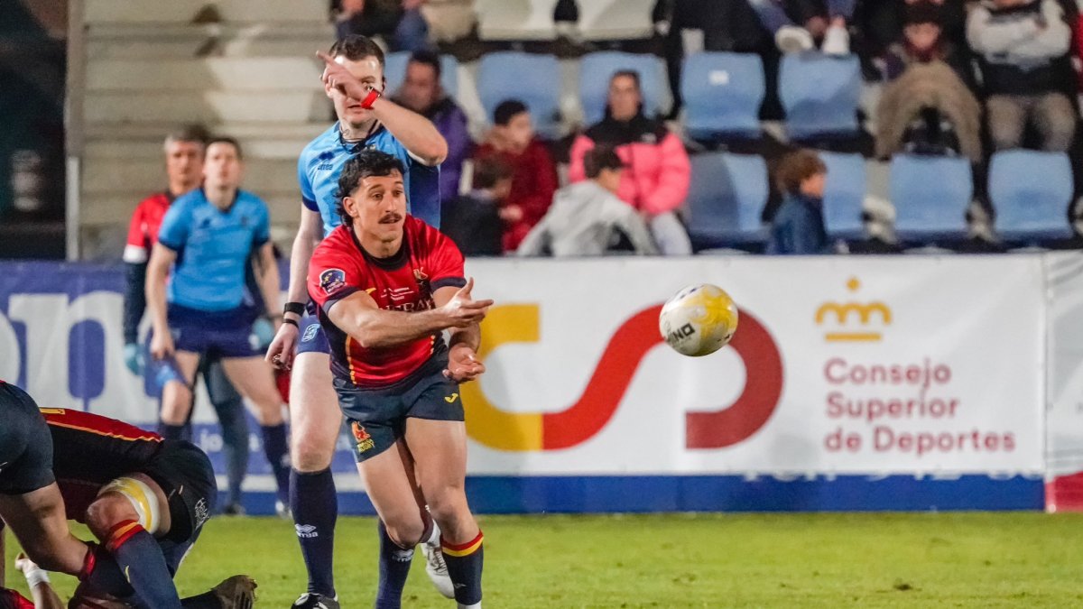 El medio melé del conjunto burgalés, Tany Bay, con el XV del León. @FERUGBY