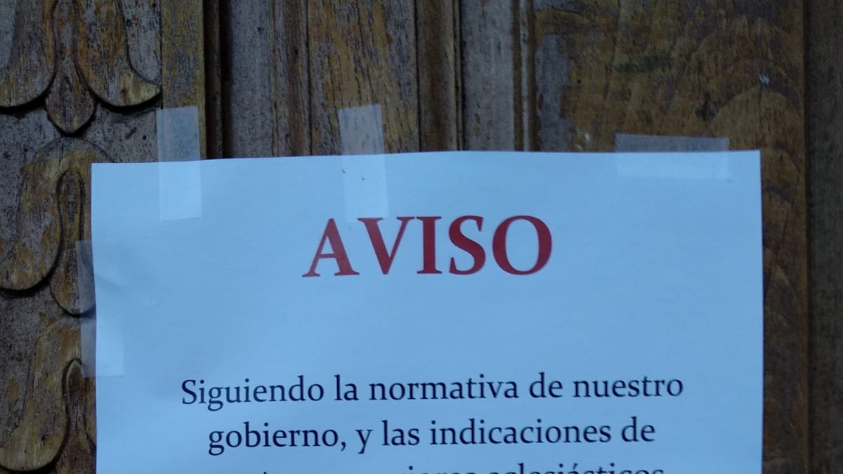 La iglesia ha colocado un cartel para avisar del cierre. ECB