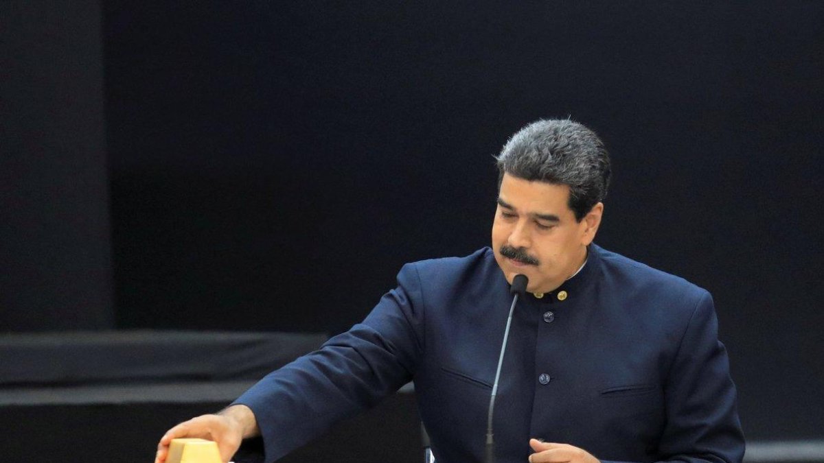 Maduro manipula lingotes de oro-MARCO BELLO (REUTERS)