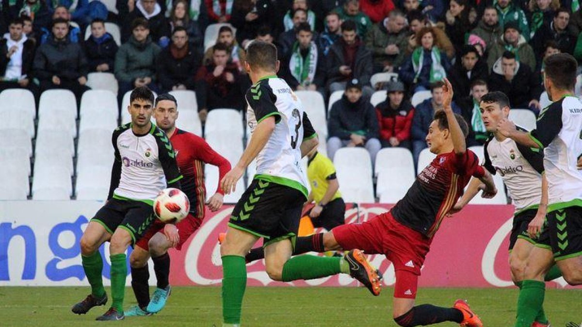 Imagen del encuentro que jugó el domingo el Mirandés en Santander.-TWITTER / @CDMIRANDES