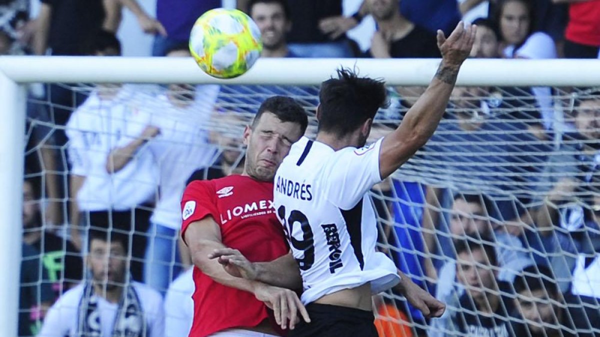 Andrés pugna por un balón aéreo en el choque del domingo-Israel L. Murillo